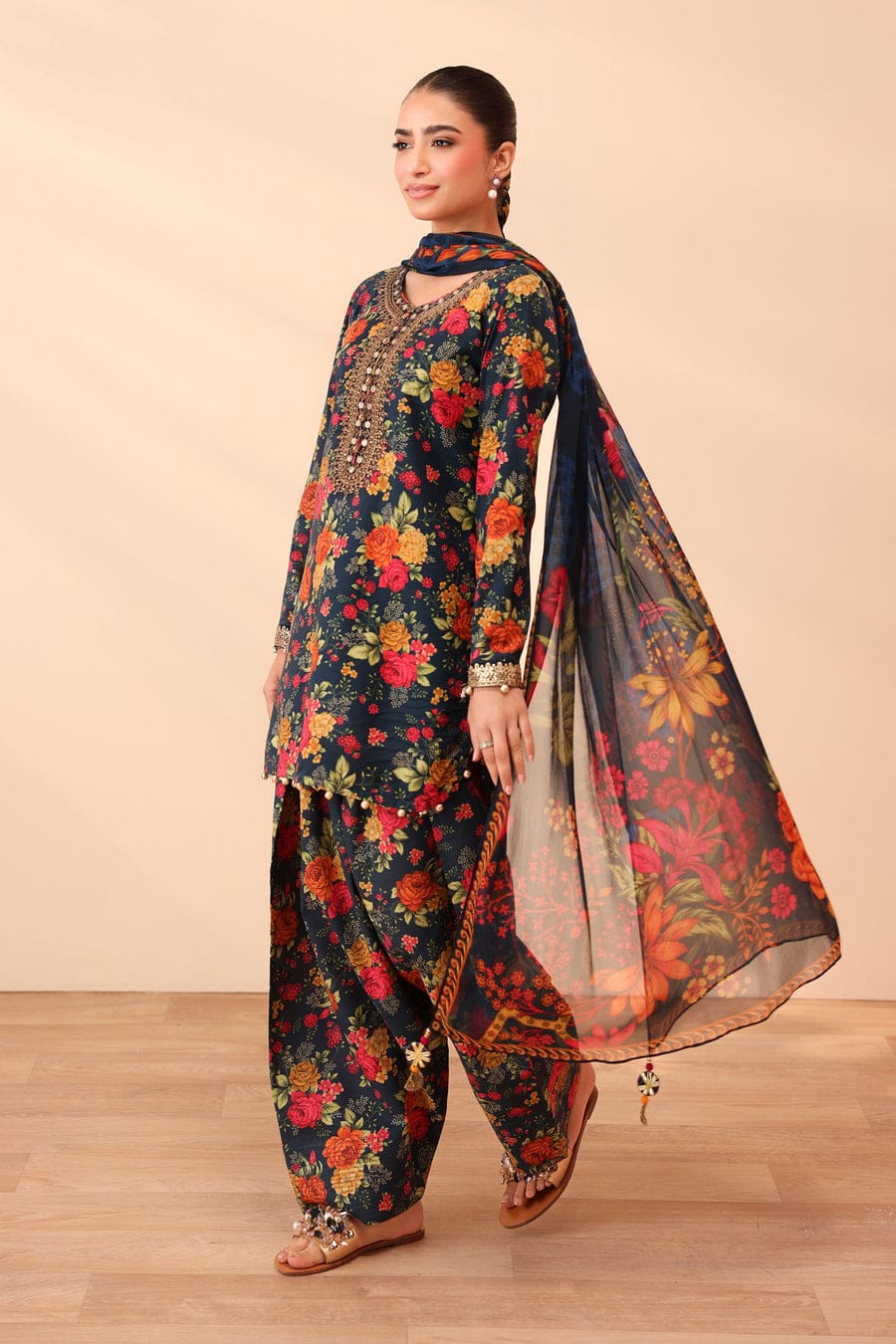 SP-BQ40 Digital Printed Khaddar Suit 3pc with Khaddar Digital Printed Dupatta & Embroidered Patches - Shaa Posh