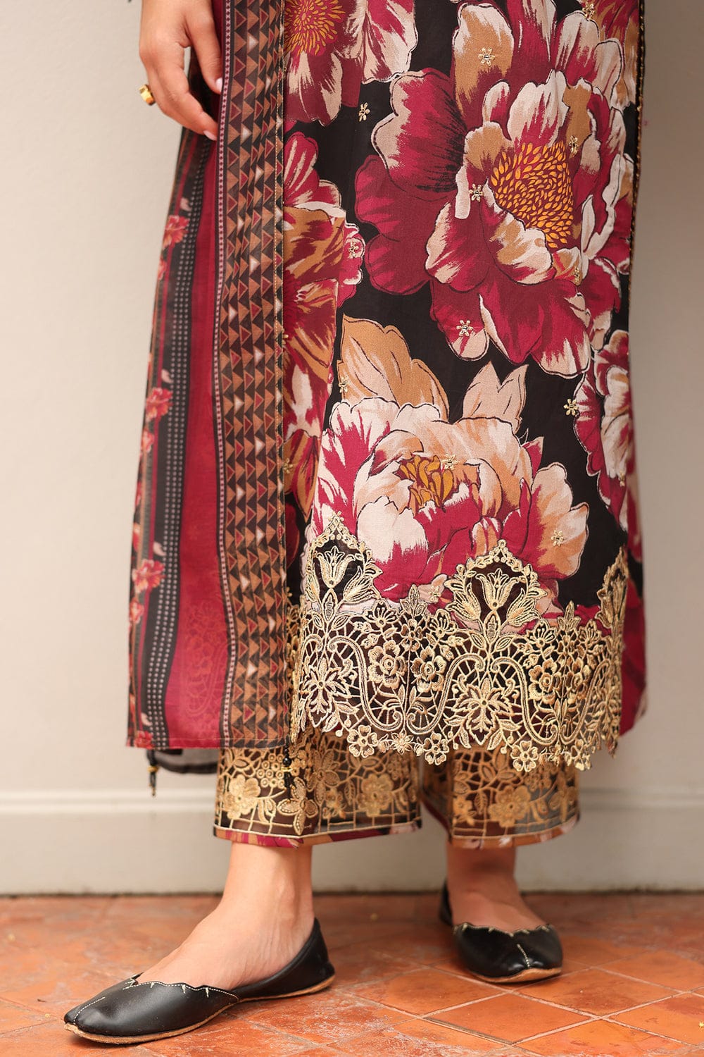 SP-BQ38 Digital Printed Khaddar Suit 3pc with Khaddar Digital Printed Dupatta & Embroidered Patches - Shaa Posh
