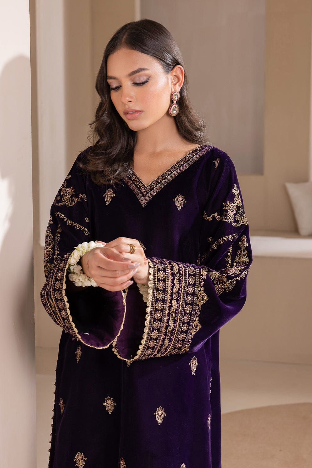 SP-1079 Embroidered 9000 Micro Velvet 3Pc With Organza Embroidered Dupatta - Shaa Posh
