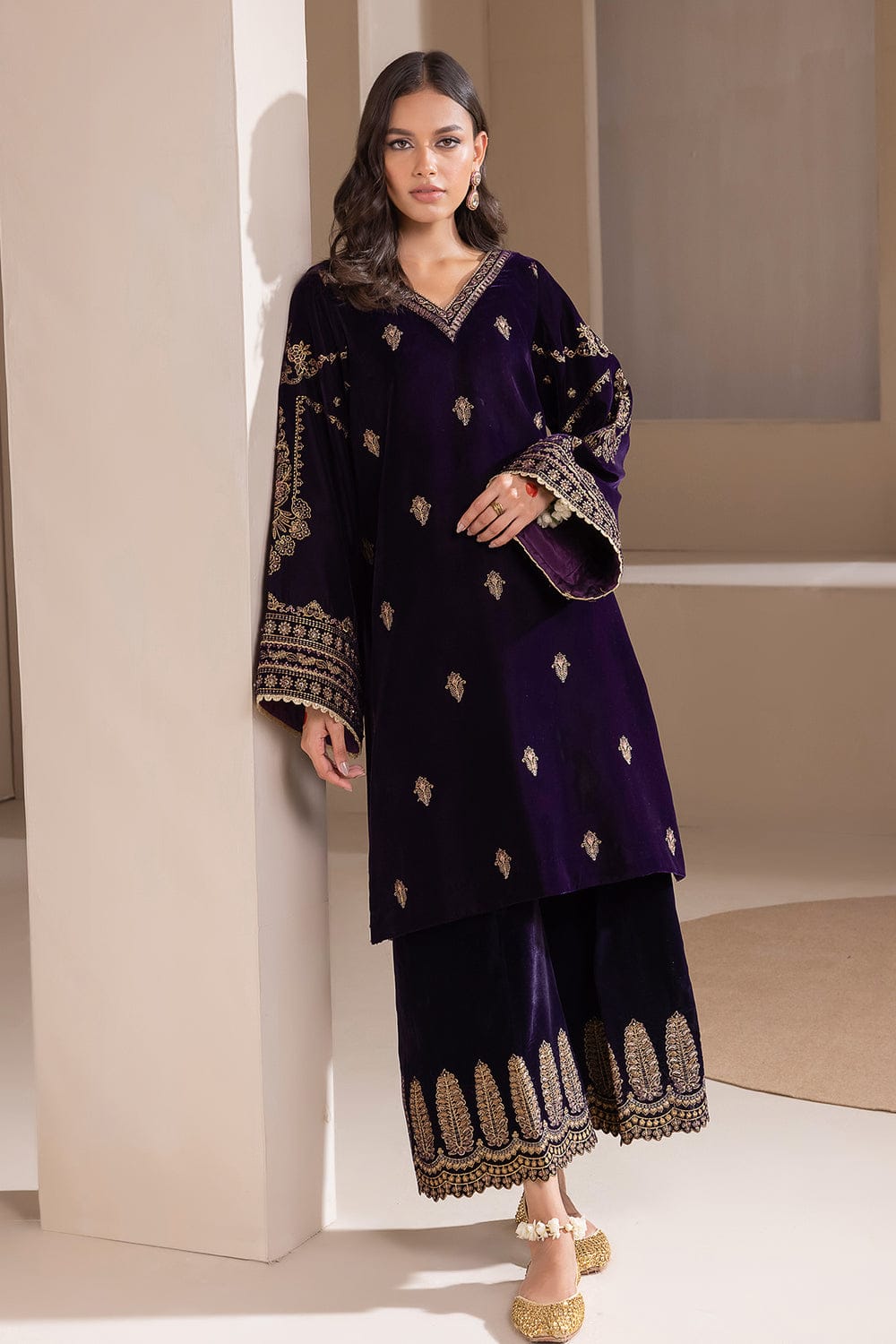 SP-1079 Embroidered 9000 Micro Velvet 3Pc With Organza Embroidered Dupatta - Shaa Posh