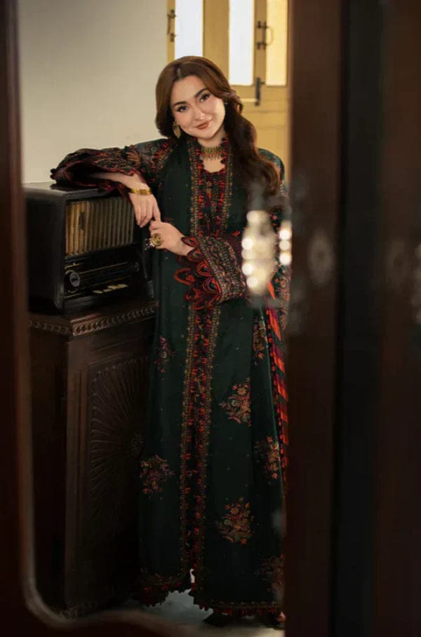 Unstitched Shaa Posh SP-AR 3550 lawn 3-piece suit with embroidered fabric and crinkle embroidered dupatta, displayed on a hanger.